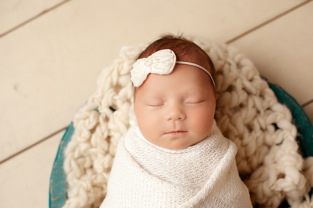 Simple bow headband creates a feminine touch to any newborn portrait. 